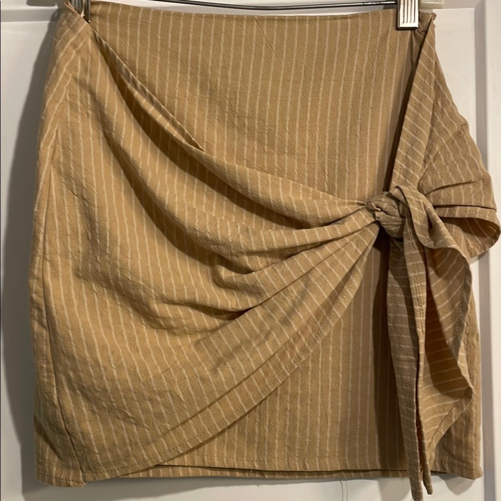 Grade & Gather Faux Wrap Mini Skirt Med
100% Cotton Fully Lined Khaki Pin Stripe
